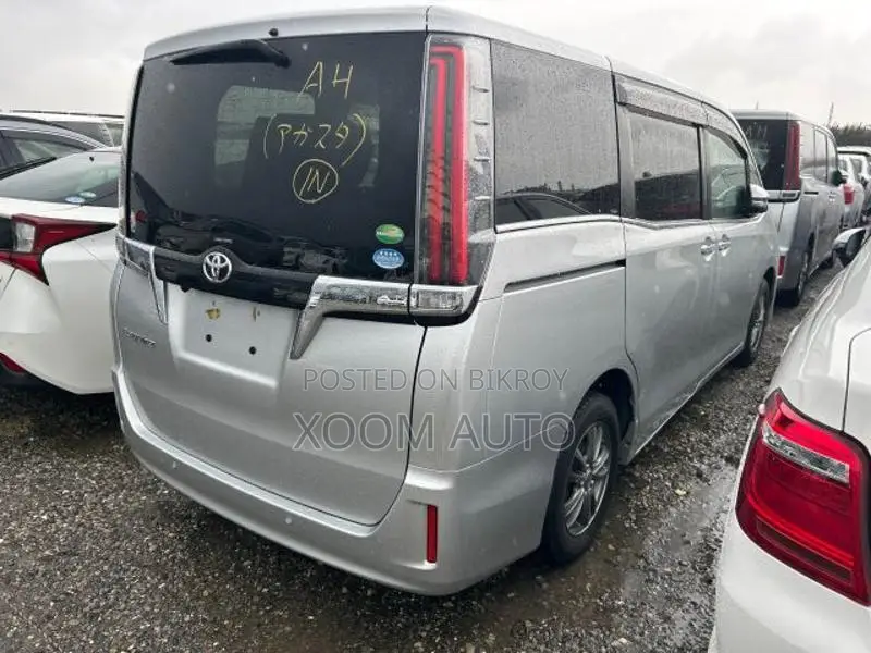 Toyota Esquire XI PKG SILVER COLOR 2020