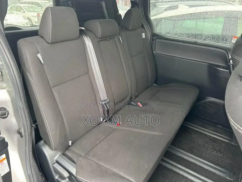 Toyota Esquire XI PKG SILVER COLOR 2020