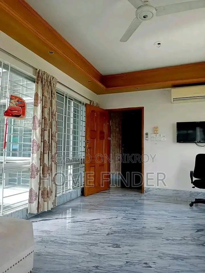 গুলশানে এক্সক্লুসিভ ফার্নিশড ২৬৩০ স্কয়ার ফিট (৩ বেড-১ পার্কিং) অ্যাপার্টমেন্ট ভাড়ার জন্য