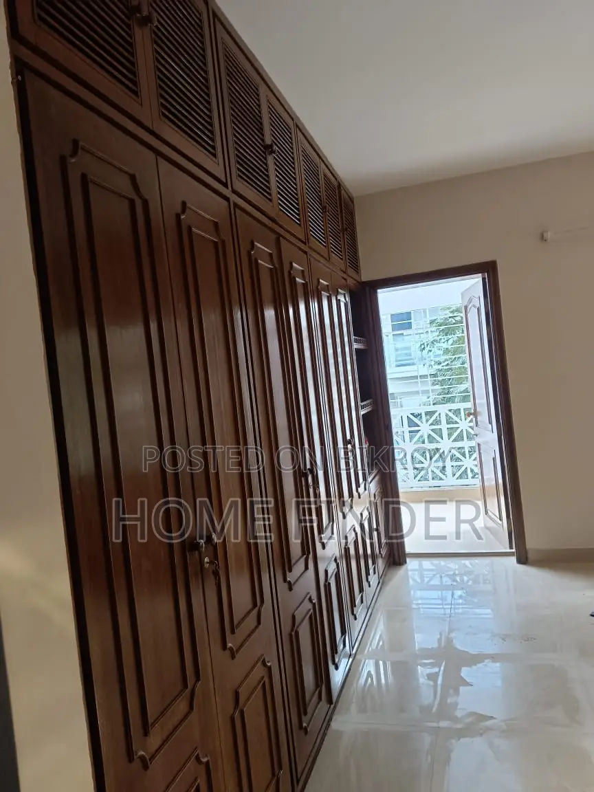 গুলশানে ভালো মানের ২৪০০ বর্গফুটের আন-ফার্নিশড অ্যাপার্টমেন্ট ভাড়ার জন্য