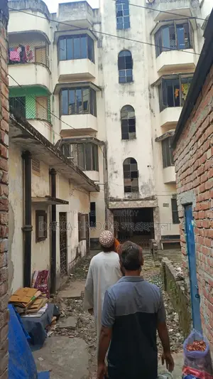 বারিধারা সংলগ্ন নদ্দায় সাড়ে সাত কাঠা জমিতে চার তলা পুরাতন বাড়ী বিক্রি