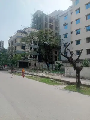 বসুন্ধরা G ব্লকে DupleX সুবিধায় তিন কাঠায় সাত তলা প্লানে চার বাড়ী