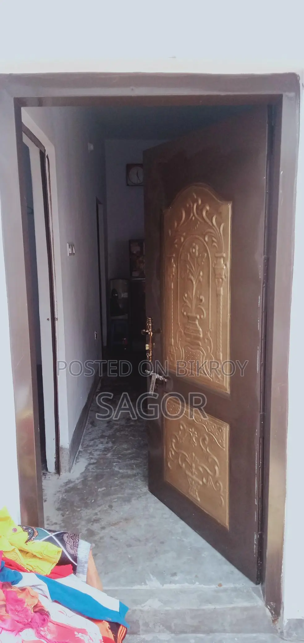 ২.৫০কাঠা জায়গার উপর সেমি পাকা পাঁচটা রুম এবং একটি ফ্লাট আছে ৩ রুমের।