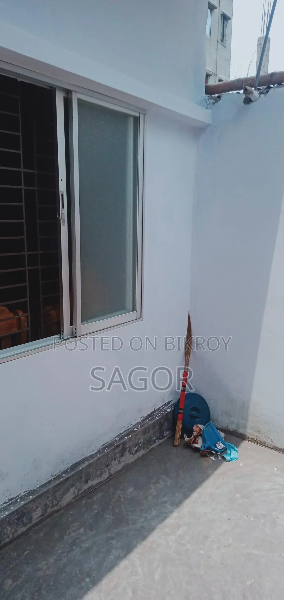২.৫০কাঠা জায়গার উপর সেমি পাকা পাঁচটা রুম এবং একটি ফ্লাট আছে ৩ রুমের।