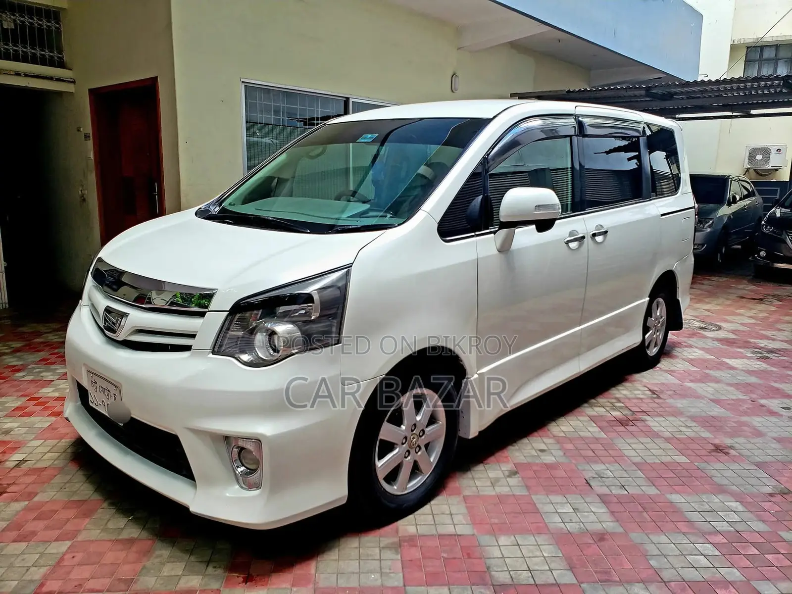 Toyota Noah SI GRADE PUSH 2013
