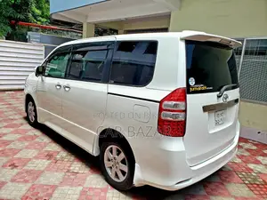 Toyota Noah SI GRADE PUSH 2013