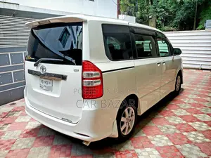 টয়োটা নোয়া এসআই গ্রেড পুশ ২০১৩