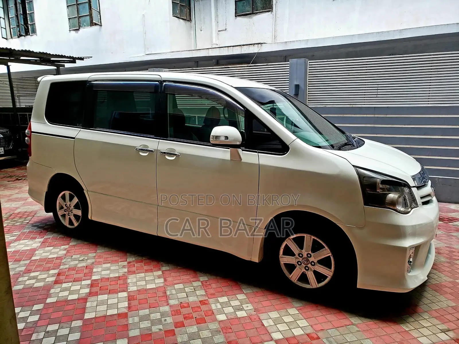 Toyota Noah SI GRADE PUSH 2013