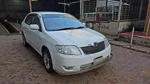 টয়োটা করোলা ২০০৫ সাদা