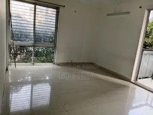 বনানী উত্তরে ২৮০০ বর্গফুটের চমৎকার ৪ বেডরুমের অ্যাপার্টমেন্ট উপলব্ধ