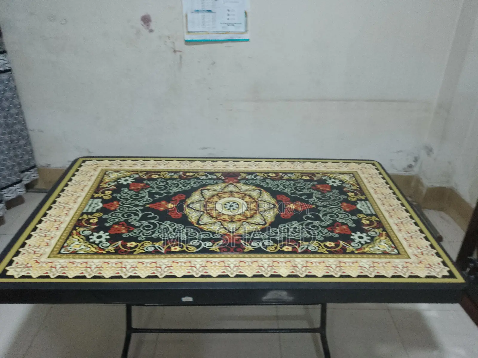 প্লাস্টিকের ডাইনিং টেবিল