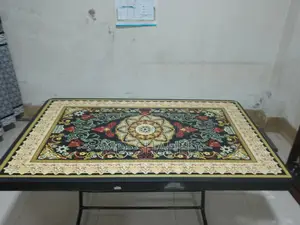 প্লাস্টিকের ডাইনিং টেবিল