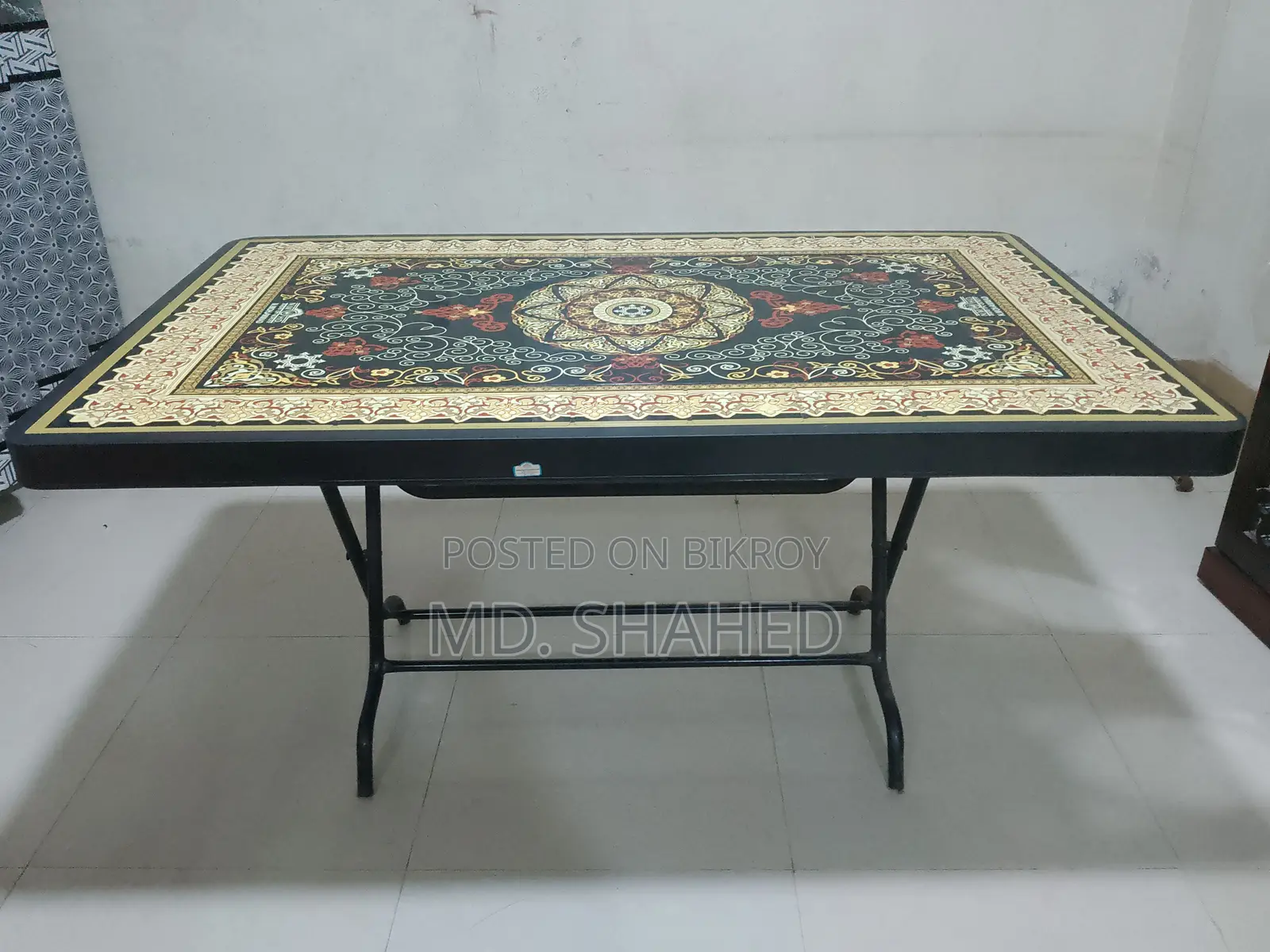 প্লাস্টিকের ডাইনিং টেবিল