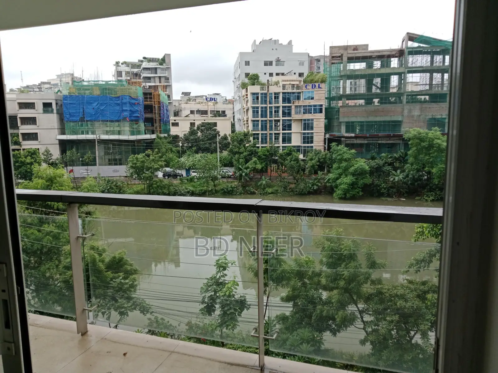গুলশান ২ নর্থ সাইডে লেক ভিউ ৩০০০ বর্গফুটের ৩ বেডরুমের অ্যাপার্টমেন্ট ভাড়ার জন্য