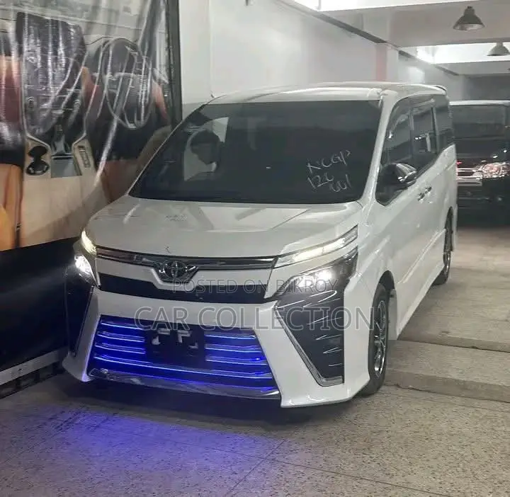 Toyota Voxy ZS Kiramik Non-Hybrid Pearl 2020