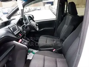 Toyota Voxy ZS Kiramik Non-Hybrid Pearl 2020