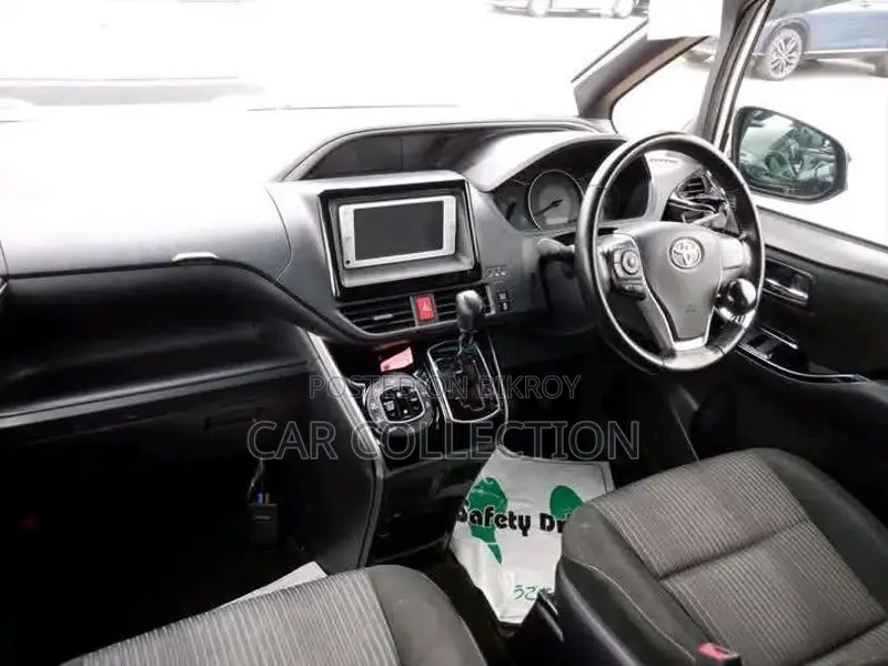 Toyota Voxy ZS Kiramik Non-Hybrid Pearl 2020