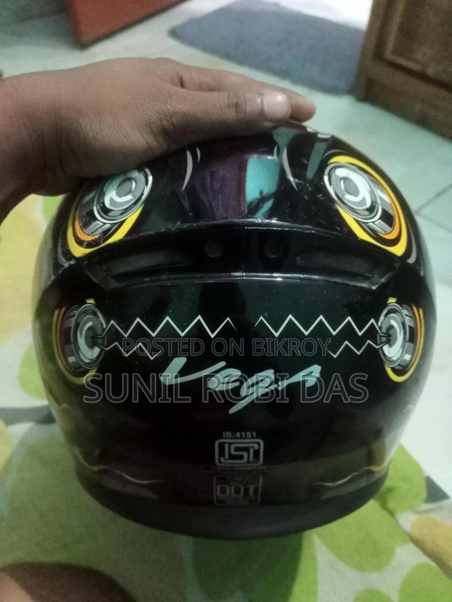একটি হেলমেট বিক্রির জন্য