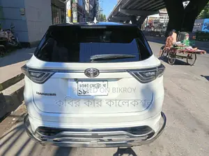 টয়োটা হ্যারিয়ার অ্যাডভান্স প্রিমিয়াম ২০১৪