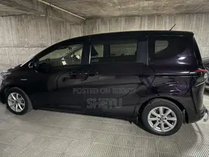 Toyota Sienta 2018 Purple