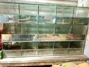 একটি চকোলেট কাচের সকেস বিক্রি করা হবে।