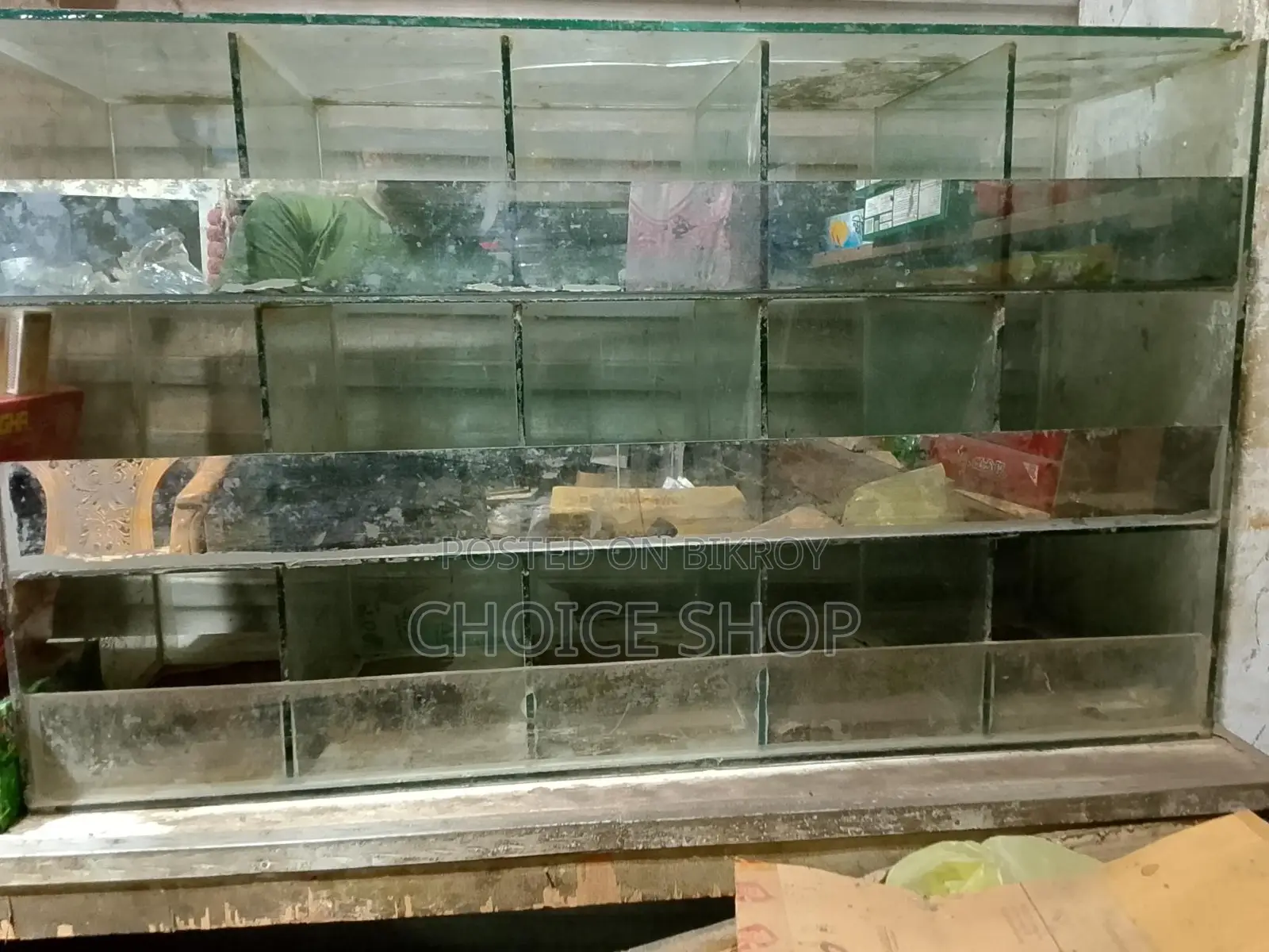একটি চকোলেট কাচের সকেস বিক্রি করা হবে।