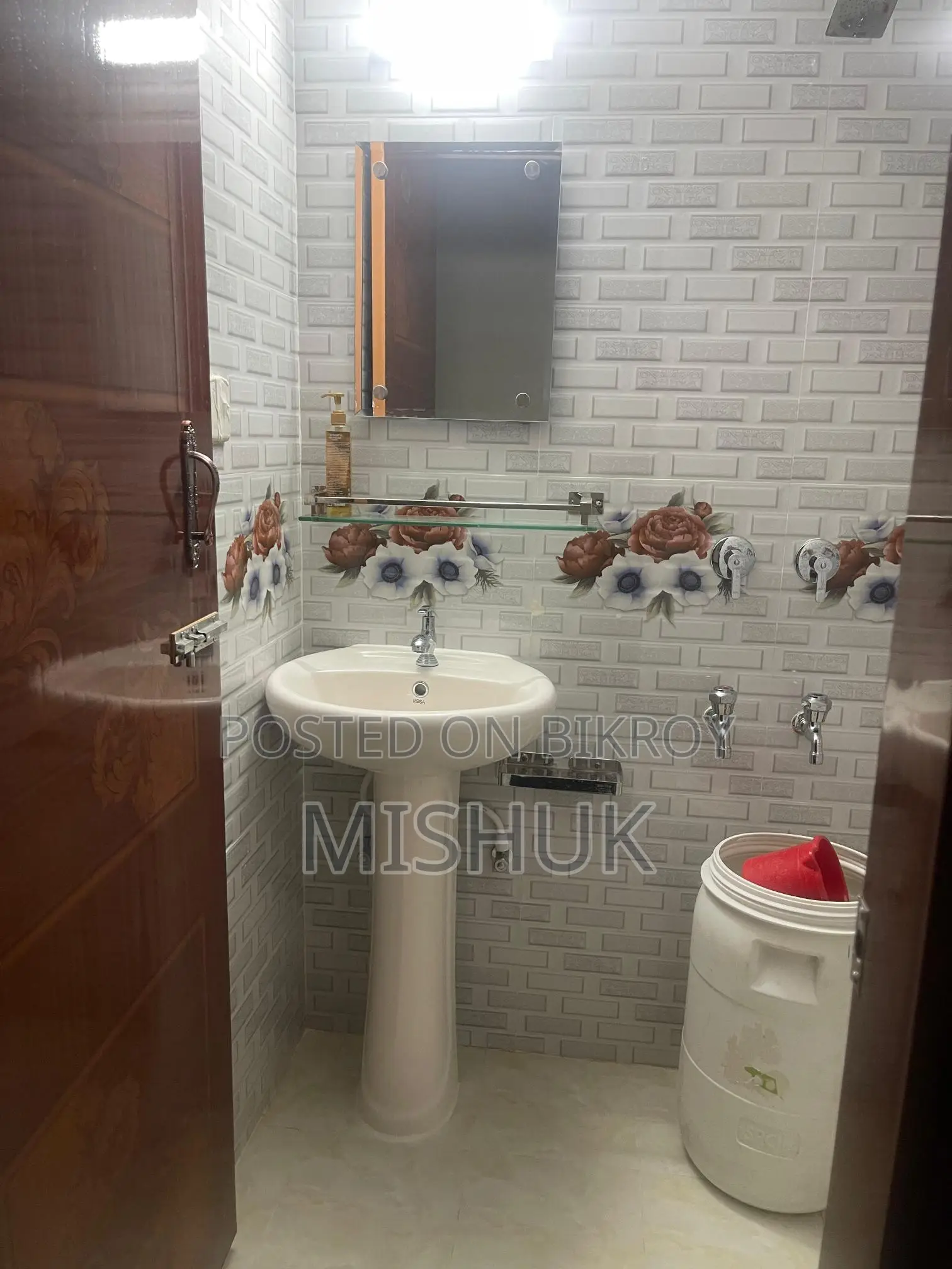 One room sublet available for a couple or 2 women