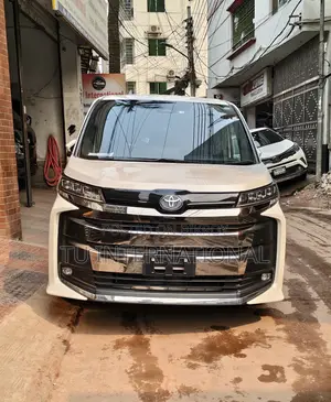 Toyota Noah hybrid sz 2022
