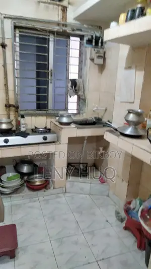 ৯০০ বর্গফুট, ৫ম তলা অ্যাপার্টমেন্ট, শুধু সিঁড়ি, মেট্রো রেল থেকে ১ মিনিট হাঁটা পথ