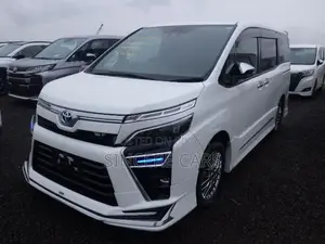 Toyota Voxy zs. trd 2021