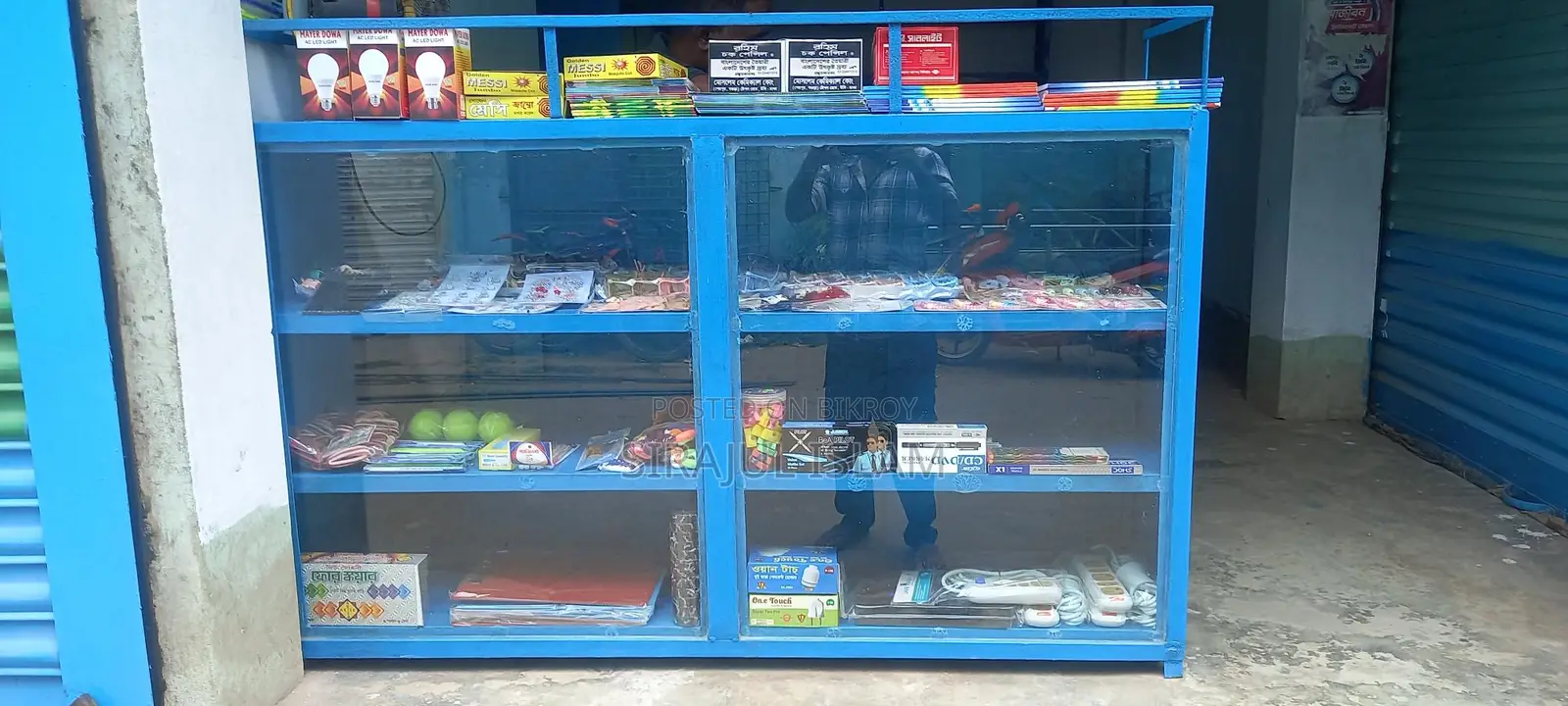 দোকানের তাক এবং সোকেজ