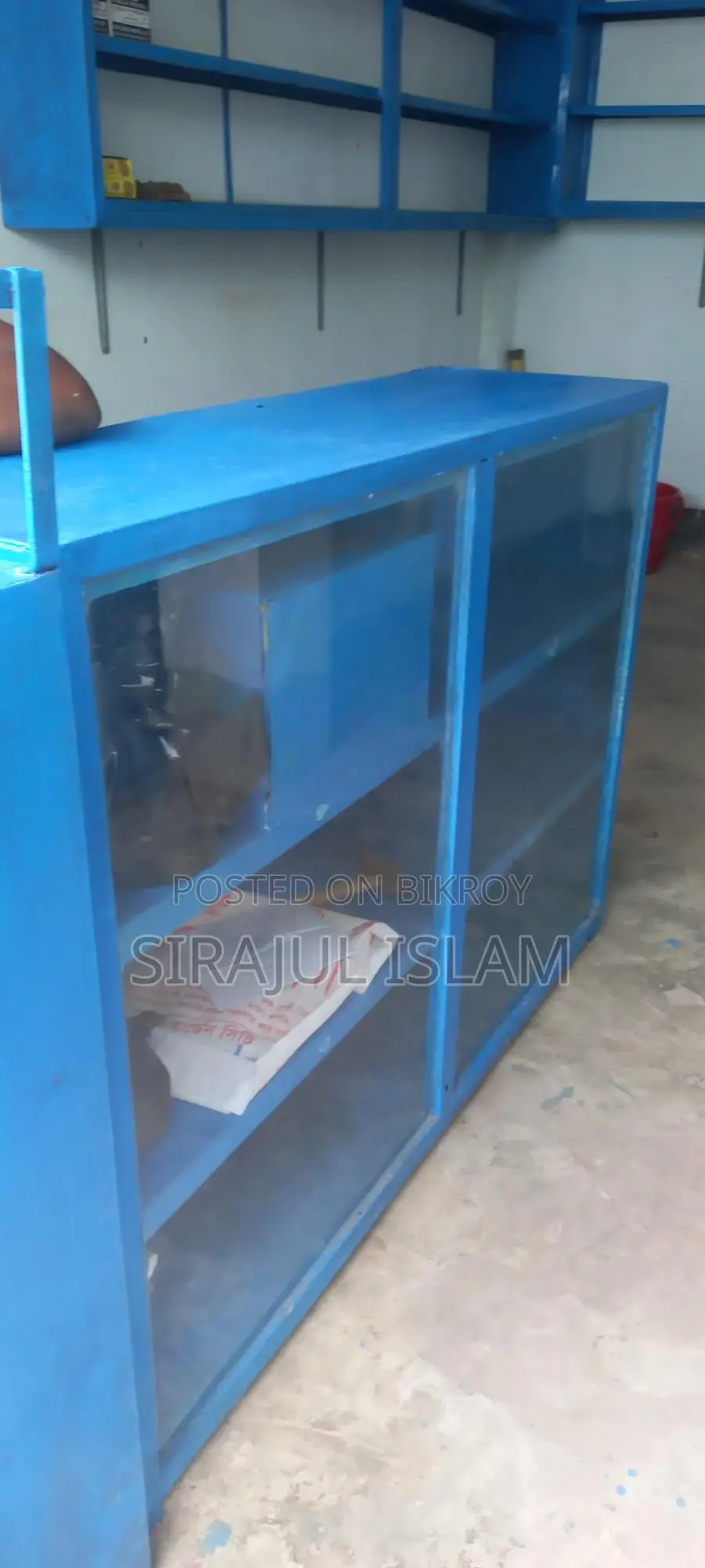 দোকানের তাক এবং সোকেজ