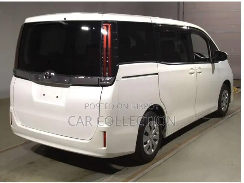 Toyota Noah 2021