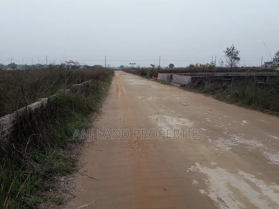 এম-ব্লক ৪০০০ সিরিয়াল ৪-কাঠা প্লট ৩০০ ফিট রোডের কাছে বিক্রয়