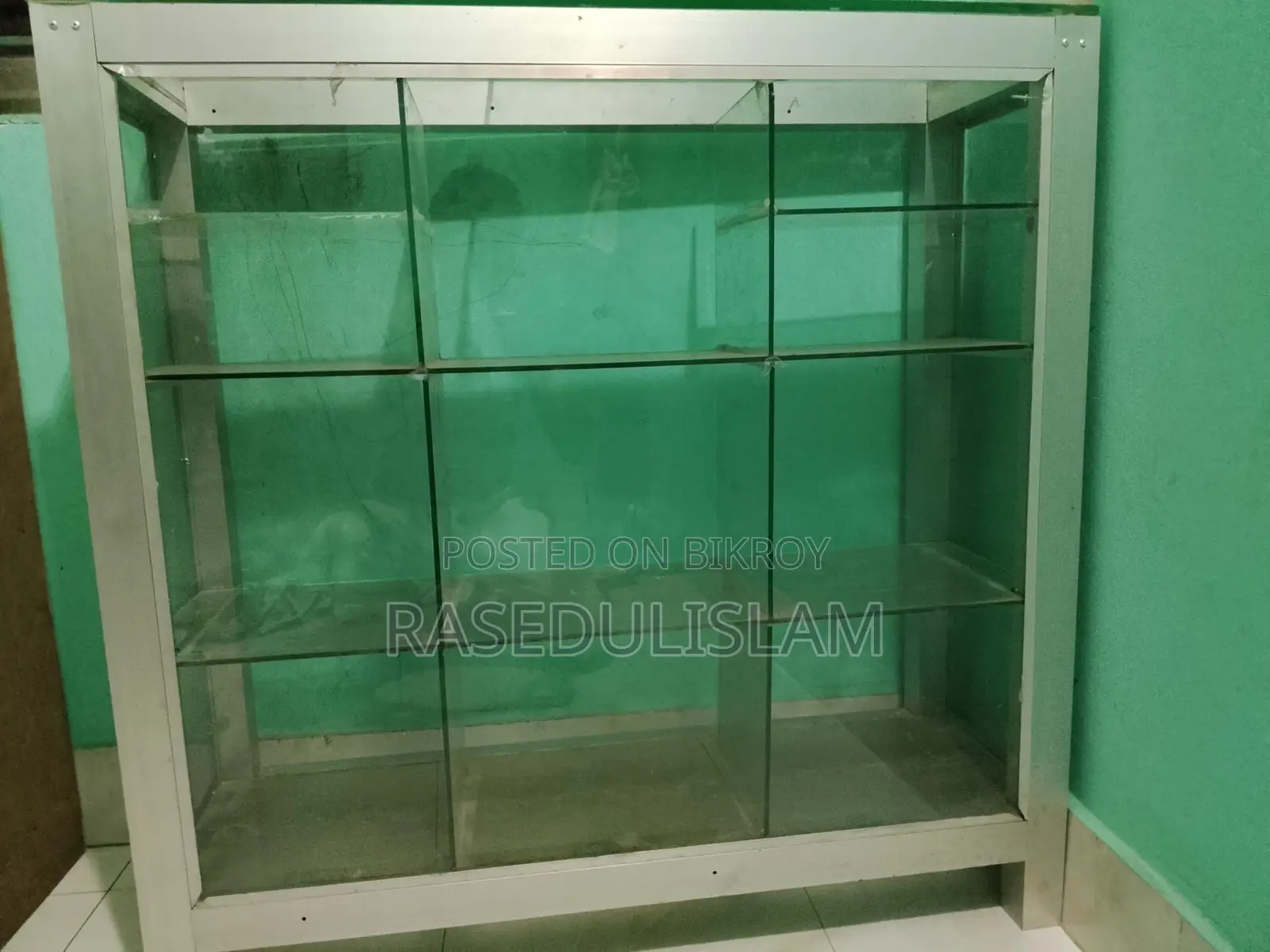 চকলেট ও মালামালের রেক