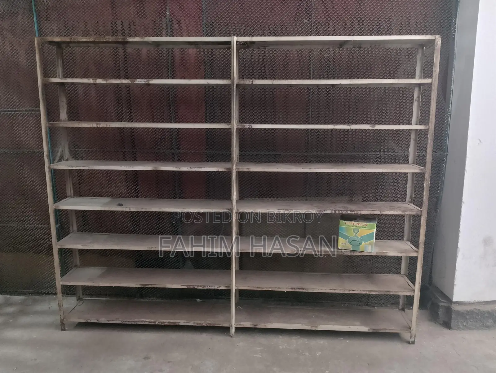 দোকানের লোহার সেলফ