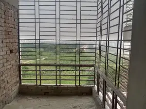 ১২৬০ স্কয়ার ফিটের দক্ষিণ মুখি একটি ফ্ল্যাট বিক্রি হবে ।