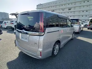 Toyota Noah Hybrid G Silver 2021