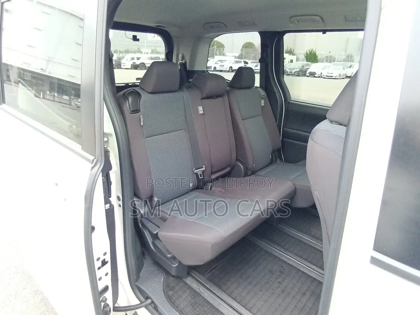 Toyota Noah Non Hybrid X Pearl 2022
