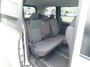 Toyota Noah Non Hybrid X Pearl 2022