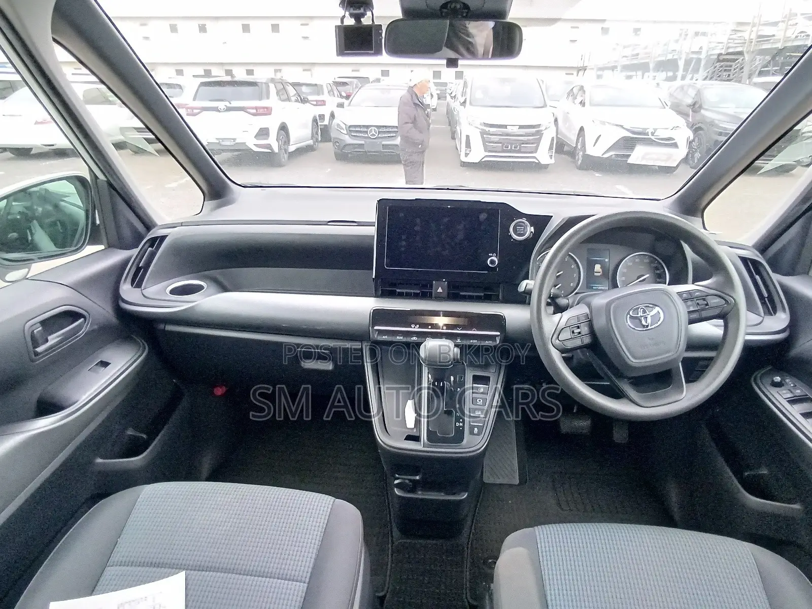 Toyota Noah Non Hybrid X Pearl 2022