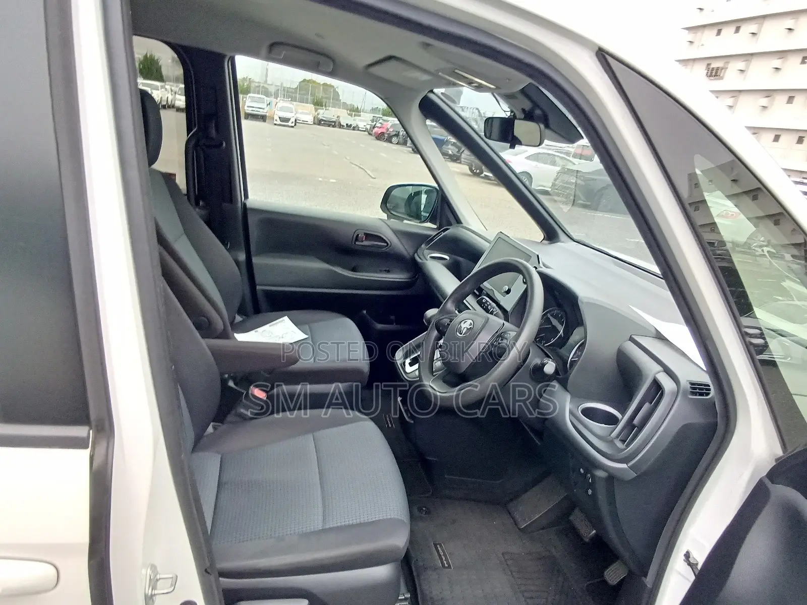 Toyota Noah Non Hybrid X Pearl 2022