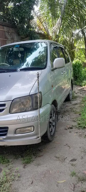 Toyota Noah (2007)