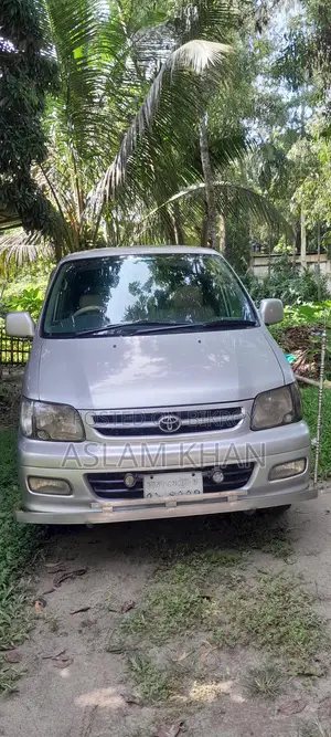 Toyota Noah (2007)
