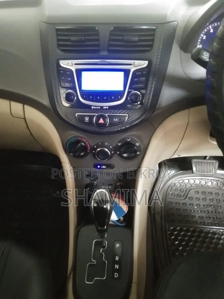 Hyundai Accent . 2012