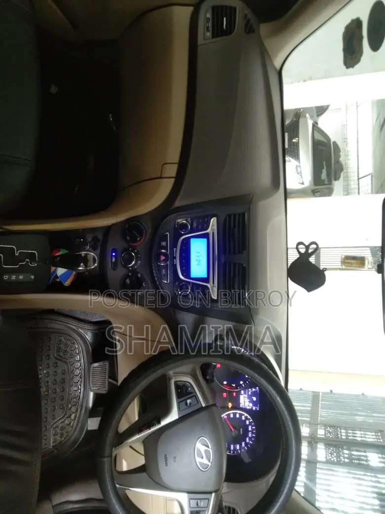 Hyundai Accent . 2012