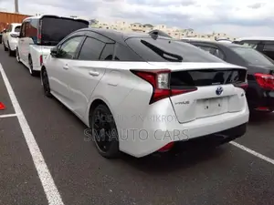 Toyota Prius A Touring Selection 2021