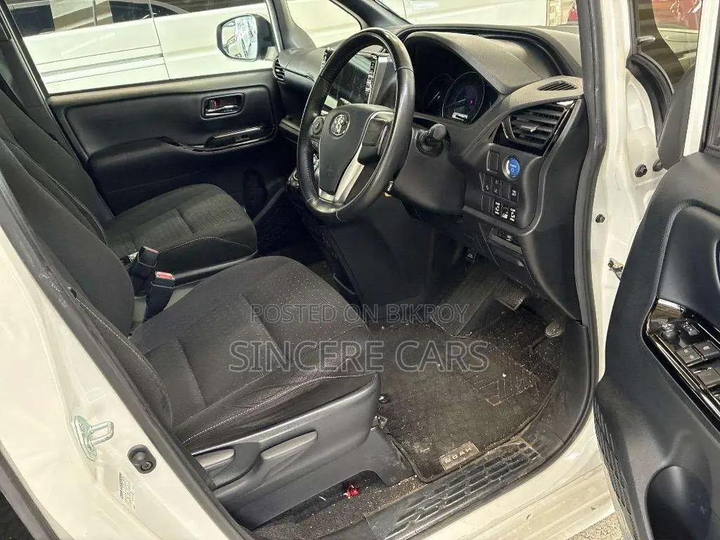 Toyota Noah G PKG HYB 2021