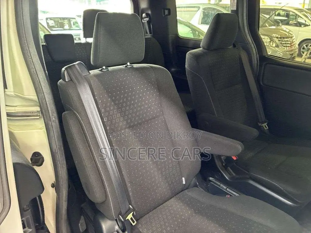 Toyota Noah G PKG HYB 2021