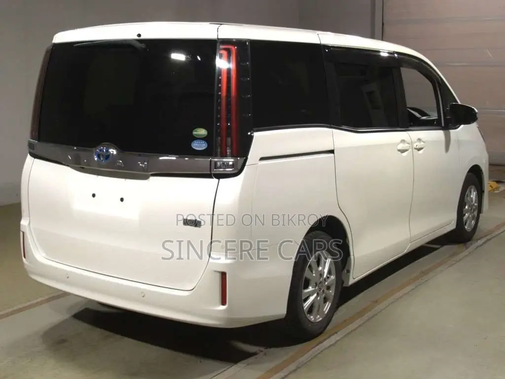 Toyota Noah G PKG HYB 2021